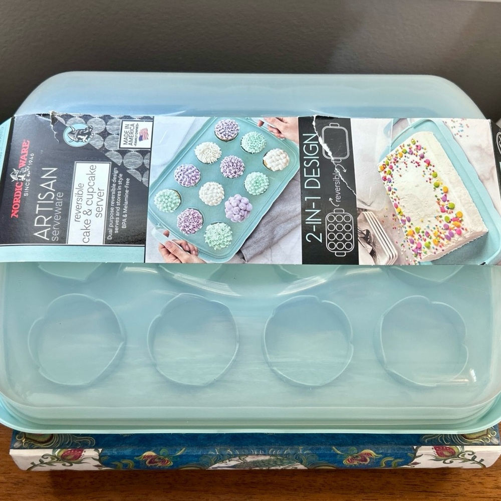 Nordic Ware Artisan Serve 2-in-1 Reversible Cakes & Cupcakes Carrier - NEW!